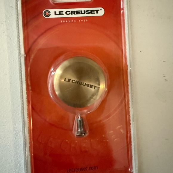 Le Creuset Signature Gold Knob small 1.5 inches/37mm - Picture 2 of 4